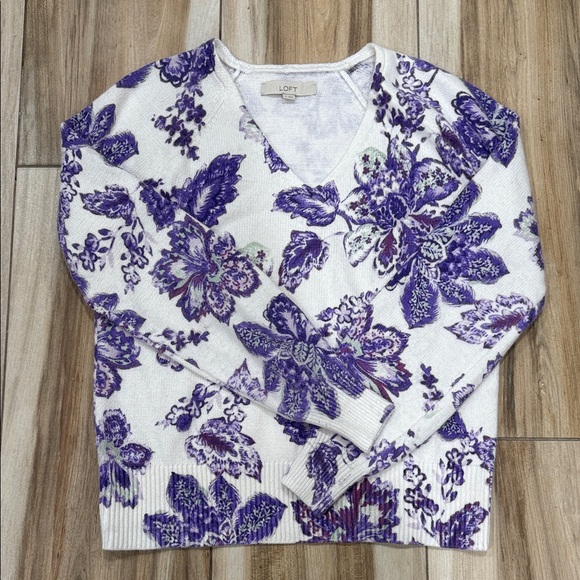 LOFT Sweaters - LOFT Women's V-Neck Sweater in Purple Floral